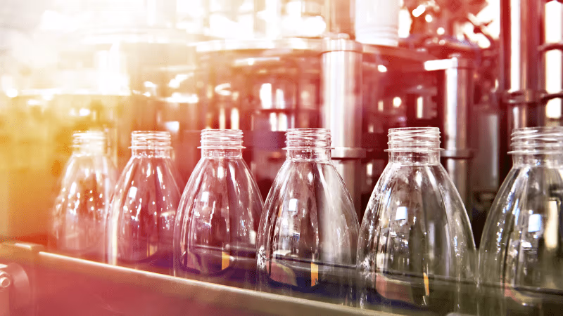 Bouteilles en PET sur une ligne d'assemblage