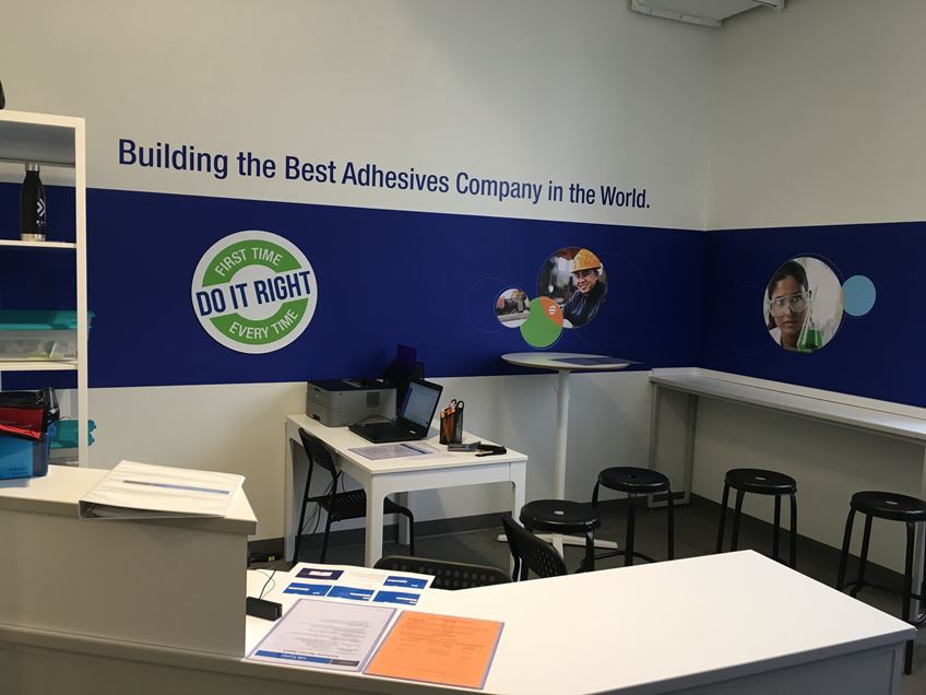 Estudantes fazem e vendem slime na loja da H.B. Fuller.