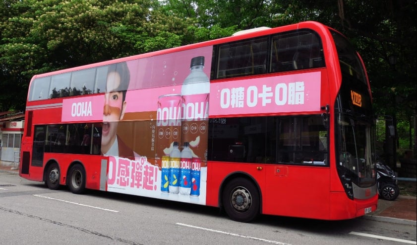 Bus rouge avec des graphiques publicitaires